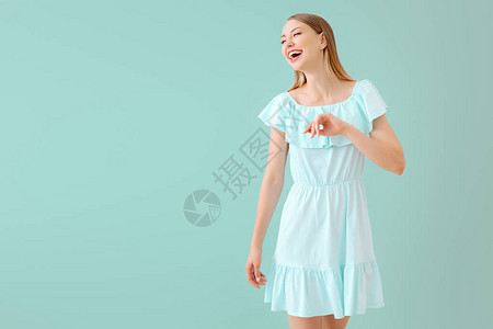 彩色背景上快乐的年轻女人背景图片