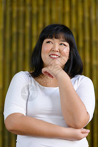 年轻美丽的超重亚洲女肖像与背景图片