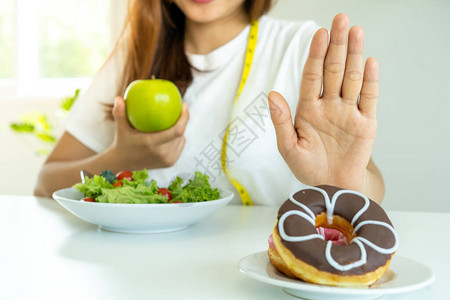健康的女用手拒绝不健康的食物图片