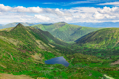 哈马尔达班爱湖在山中心形湖西伯利亚背景