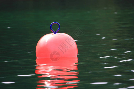 湖中粉红色浮标的美景图片