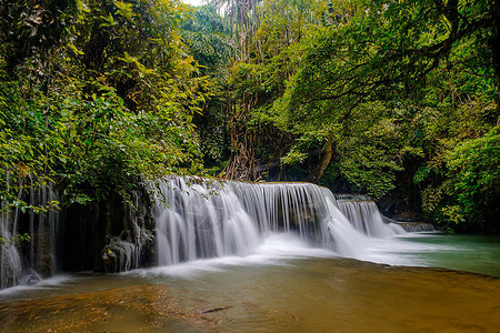 泰国Kanchanaburi公园美丽的二楼瀑布图片