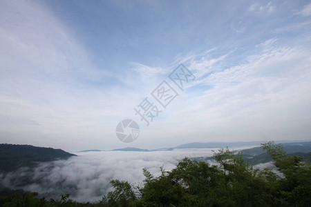 太阳升起时的景象图片