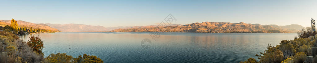 美国华盛顿Chelan湖海岸日出总景图片