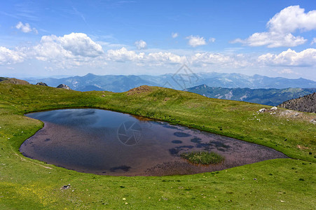 希腊埃皮鲁斯Smolikas山峰附近所谓龙湖或德拉科背景图片