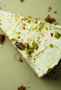 一块芝士蛋糕在绿色背景蛋糕图片