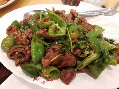 盘子上的中餐羊肉和辣青椒图片