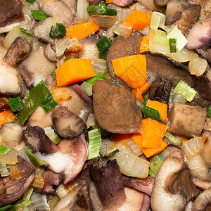 薄蘑菇和蔬菜布满了鲜花蘑菇图片