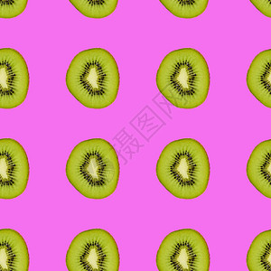 粉红色背景的Kiwi切片顶部视图孤立背景图片