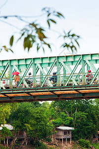 位于湄公河支流上的旧绿色钢桥的地下视图图片