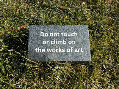 不得触碰或攀爬草地或草坪上图片