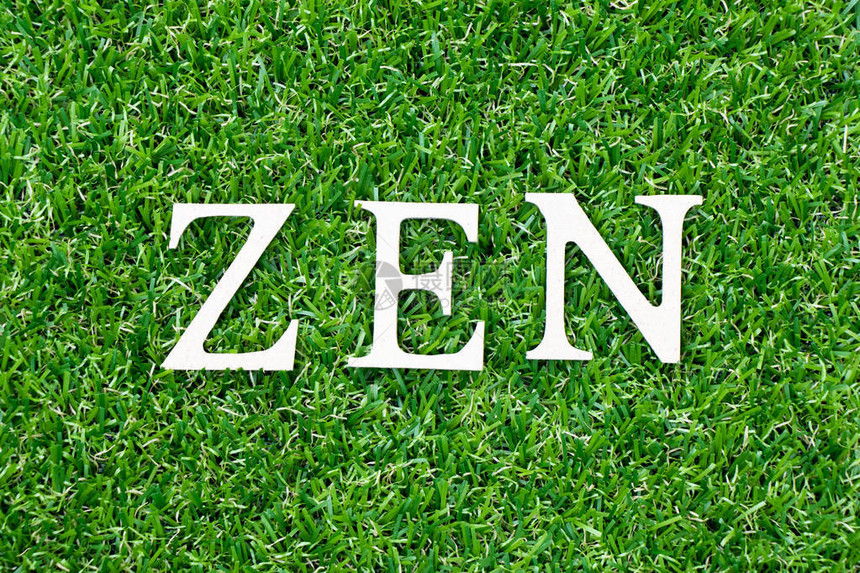 绿草背景上的Wood单词zen图片
