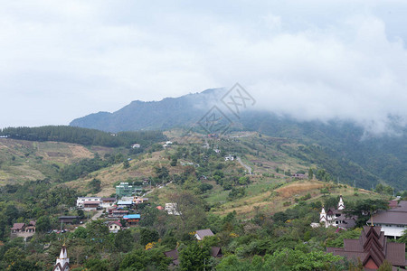 泰国雾山上的村庄图片