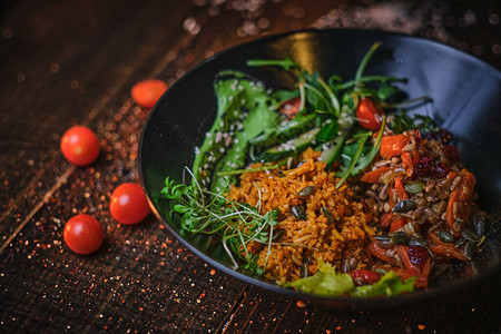 配以健康的芝麻菜叶保加利亚胡椒薄片蔬菜樱桃番茄种子图片