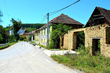RoadlesRadeln村的典型农村景观和农民住房图片