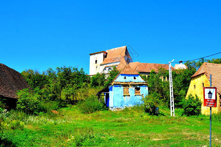 RoadlesRadeln村的典型农村景观和农民住房图片