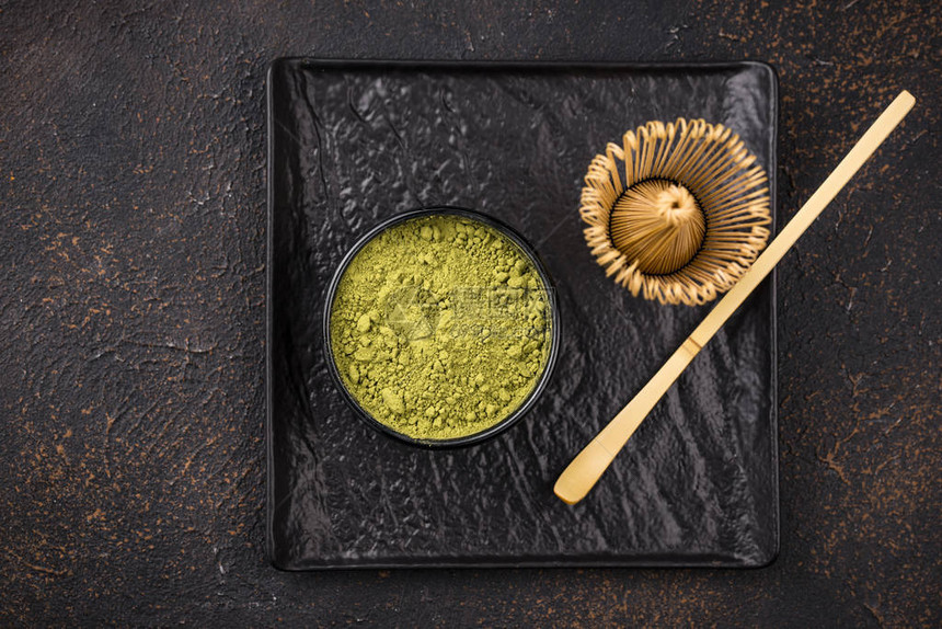 日本抹茶粉和准备绿茶的工具图片