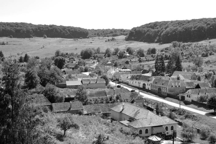 罗马尼亚AlmaViiAlmenTransylvania村典型的农村地貌和农民住房图片