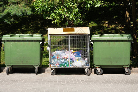 来自垃圾塑料垃圾的污染城市里的垃圾箱图片