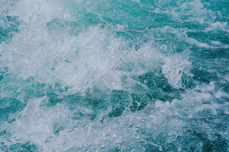 山区河流的蓝色冒泡水绿松石海的潮图片