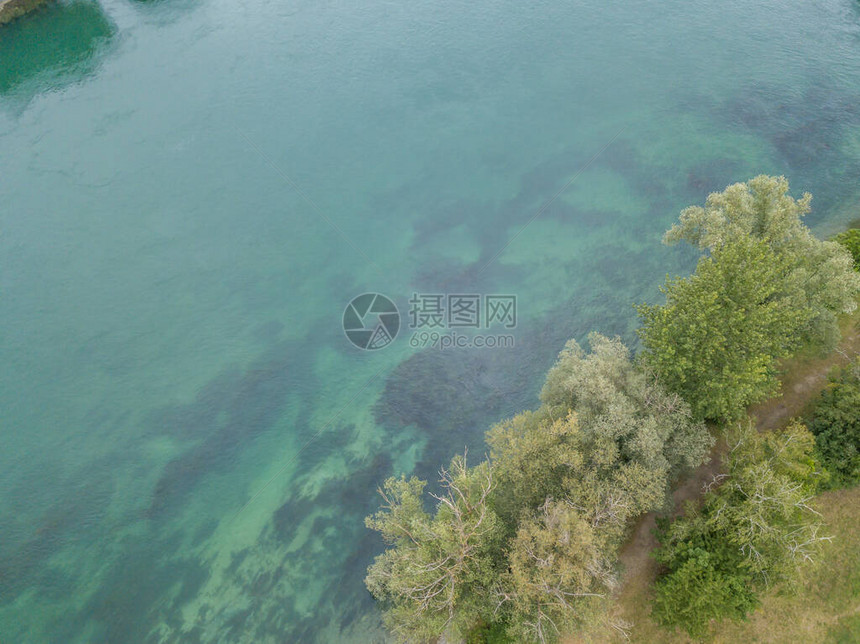 从上面可以看到浅水和海底的空中观察图片