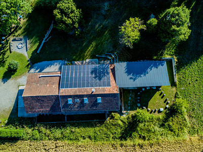欧洲农场建筑屋顶光伏的鸟瞰图用于太阳能发电的建图片