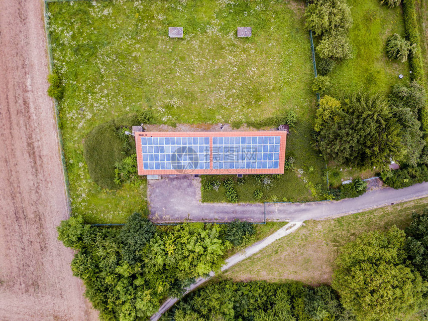 欧洲农场建筑屋顶光伏的鸟瞰图太阳能发电建图片