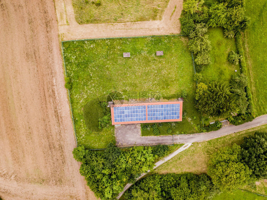 欧洲农场建筑屋顶光伏的鸟瞰图太阳能发电建图片