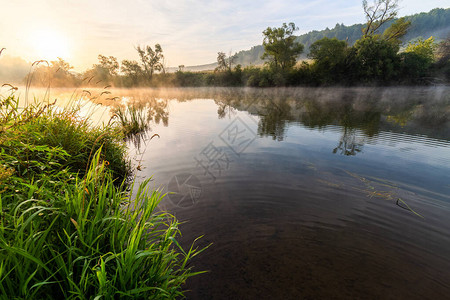清晨河上浮雾的广角照片图片