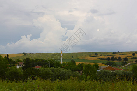 西梅尔堤防Wildmill站在蓝天山的田野上背景