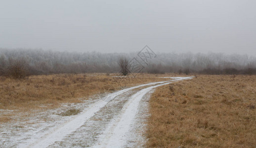 冬季边远农村地区的雪覆盖乡图片