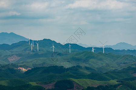 广西山顶上的几台风力涡轮机图片