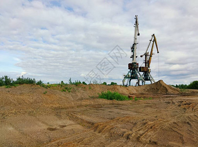 两架老式大起重机在沙石采场对背景图片