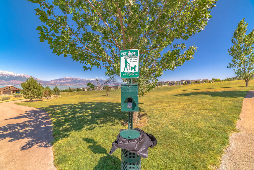 狗便袋和垃圾桶可以对抗timpanogos山脉和蓝色湖泊在这个阳光普照的景观中图片