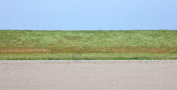荷兰弗里斯兰大堤的侧视图背景图片