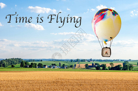 热气球飞过兰开斯特县连绵起伏的麦田和农田图片
