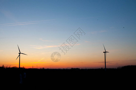 以多彩日落背景为背景的电动能源风力车造就创新替代能图片