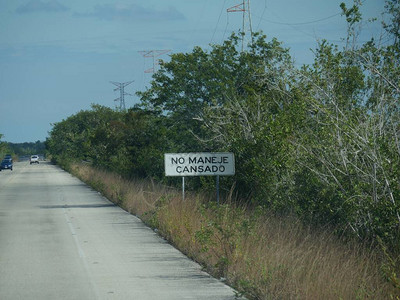 路边的ManejeCansado警告司机不要在墨西哥的CostaM图片