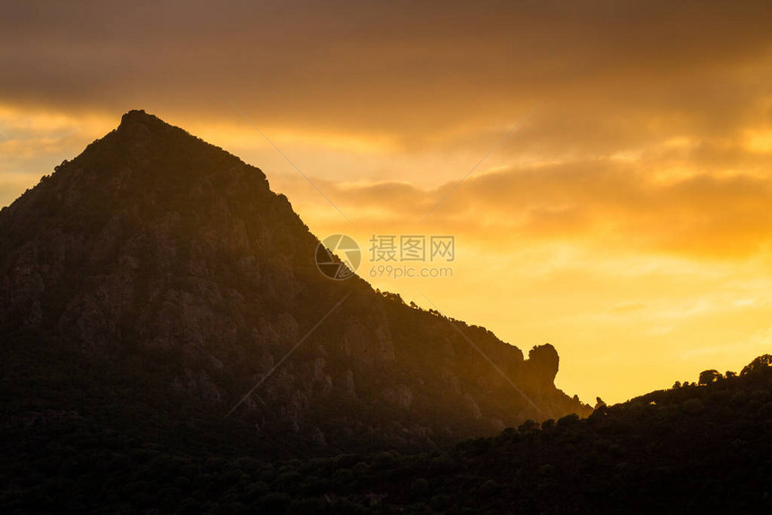 日落时对山地景图片