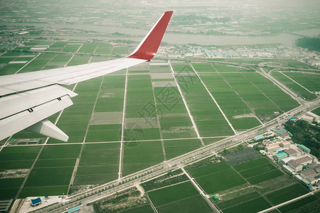 飞机过绿色的田野起飞降落飞行航空运输客运低沉图片