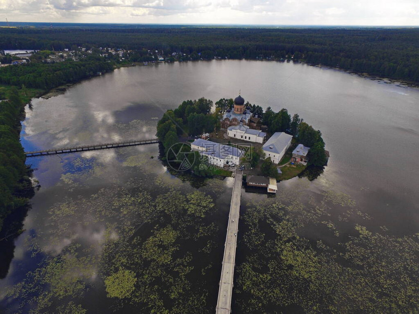 鸟对波克洛娃附近的岛屿修道院SvyatoVvedenskaya图片