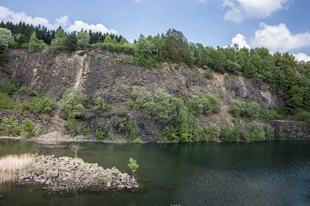 山坡由湖边的拜萨图片