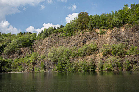 山坡由湖边的拜萨图片