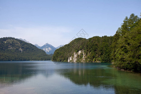 夏季水平景观与高山湖泊图片