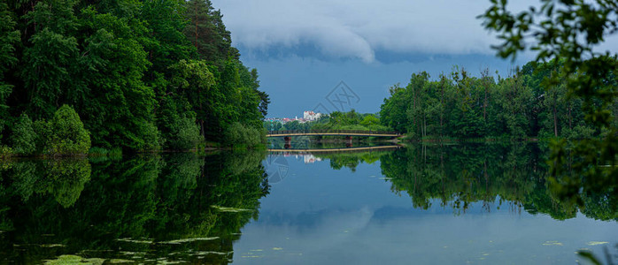 奥尔什丁Dlugi湖上的桥蓝色的水图片