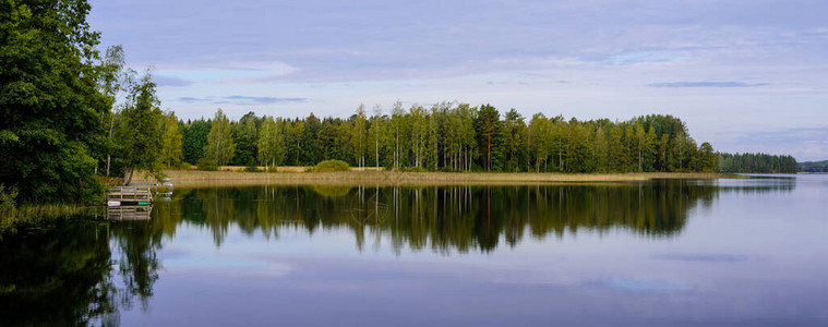 Aurantola村岸边有森林的图象湖背景