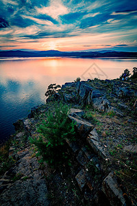 山湖上美丽的日落风景太阳藏在对岸山脉后图片