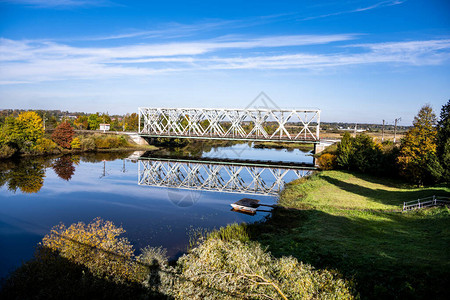 河上桥梁和河内金属铁路桥的反面图片