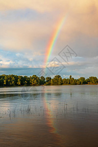 夏天雨后的彩虹在河上图片