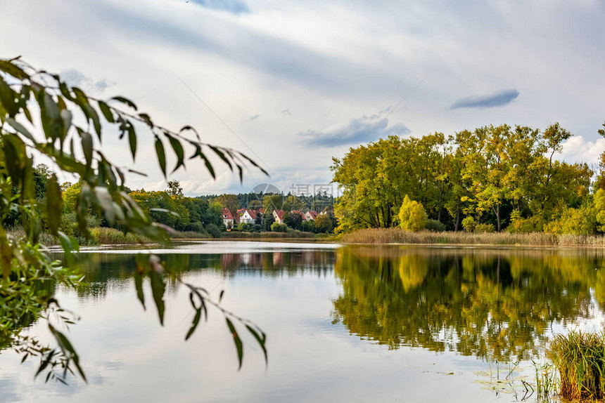 OlsztynWarmia和Mazury的长湖图片
